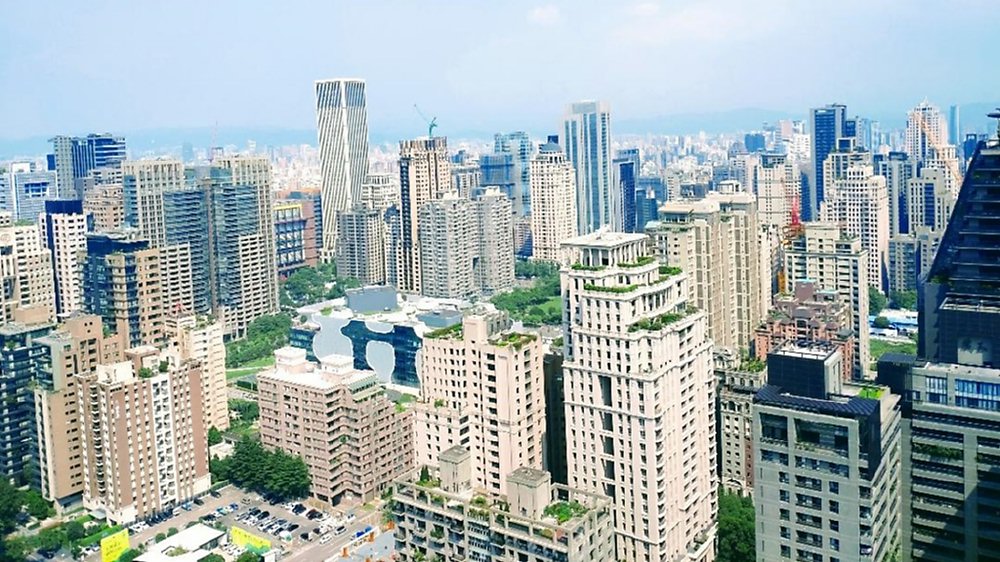 台中迎來「百貨巨浪」熱潮,包括漢神洲際購物中心、D-ONE第一大天地、台中101等三大百億級旗艦商場,未來幾年將陸續登場,隨著漢神洲際購物中心進入開幕倒數、D-ONE第一大天地積極招商,大台中百貨版圖不僅快速擴張,同時也已帶動三大區塊周邊房市熱度升溫。圖/本報資料照片 image