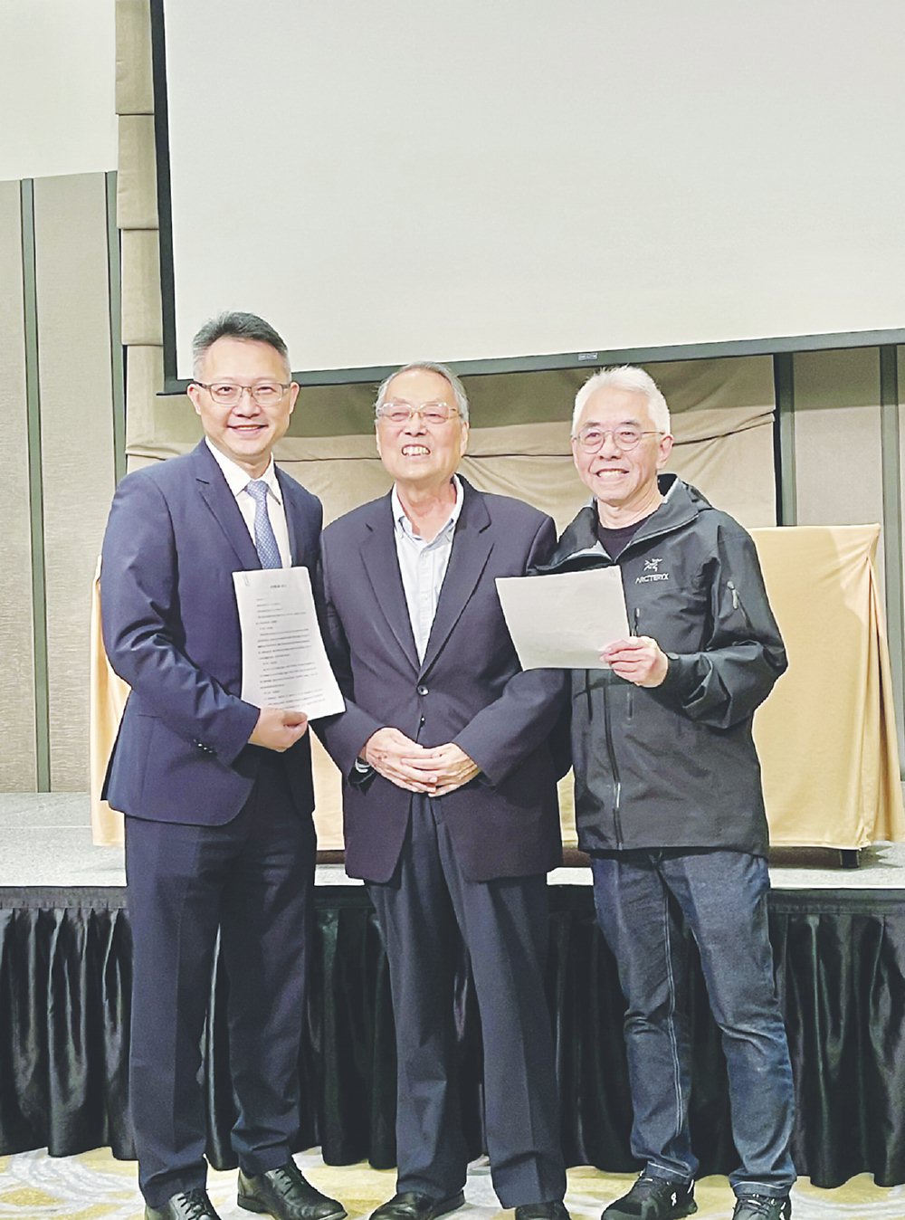 神盾集團與馬來西亞新月科技基金合作,宏碁創辦人施振榮(中)與神盾集團董事長羅森洲(右)。圖/張珈睿 image